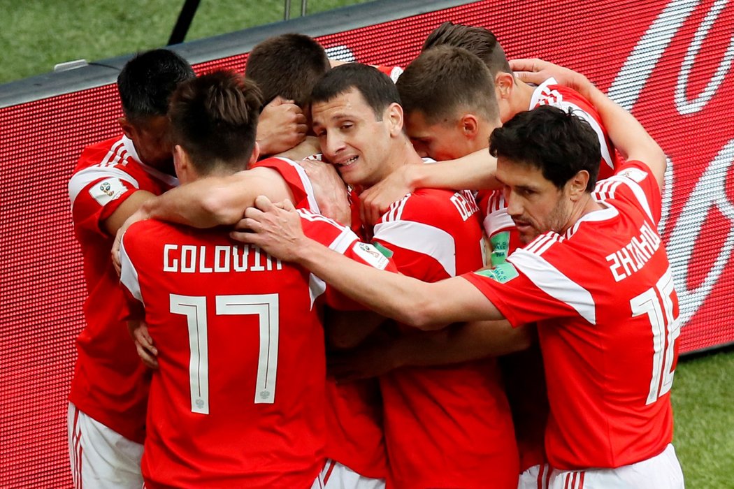 Euforie ruských fotbalistů po brance na 1:0 do sítě Saúdské Arábie