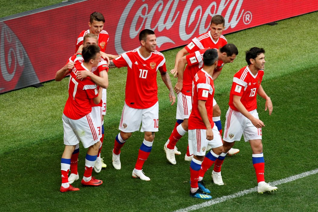 Euforie ruských fotbalistů po brance na 1:0 do sítě Saúdské Arábie