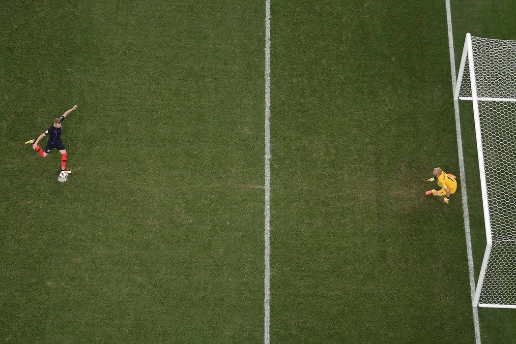 Dánský brankář Kasper Schmeichel při penaltovém rozstřelu proti Chorvatsku
