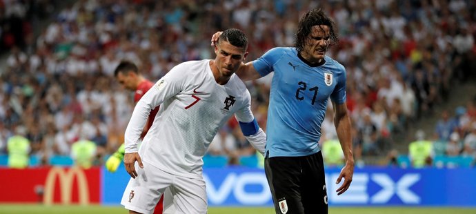 Portugalec Cristiano Ronaldo odvádí zraněného Edinsona Cavani během osmifinále MS