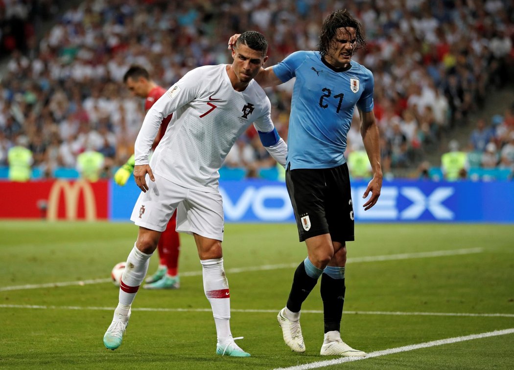 Portugalec Cristiano Ronaldo odvádí zraněného Edinsona Cavani během osmifinále MS