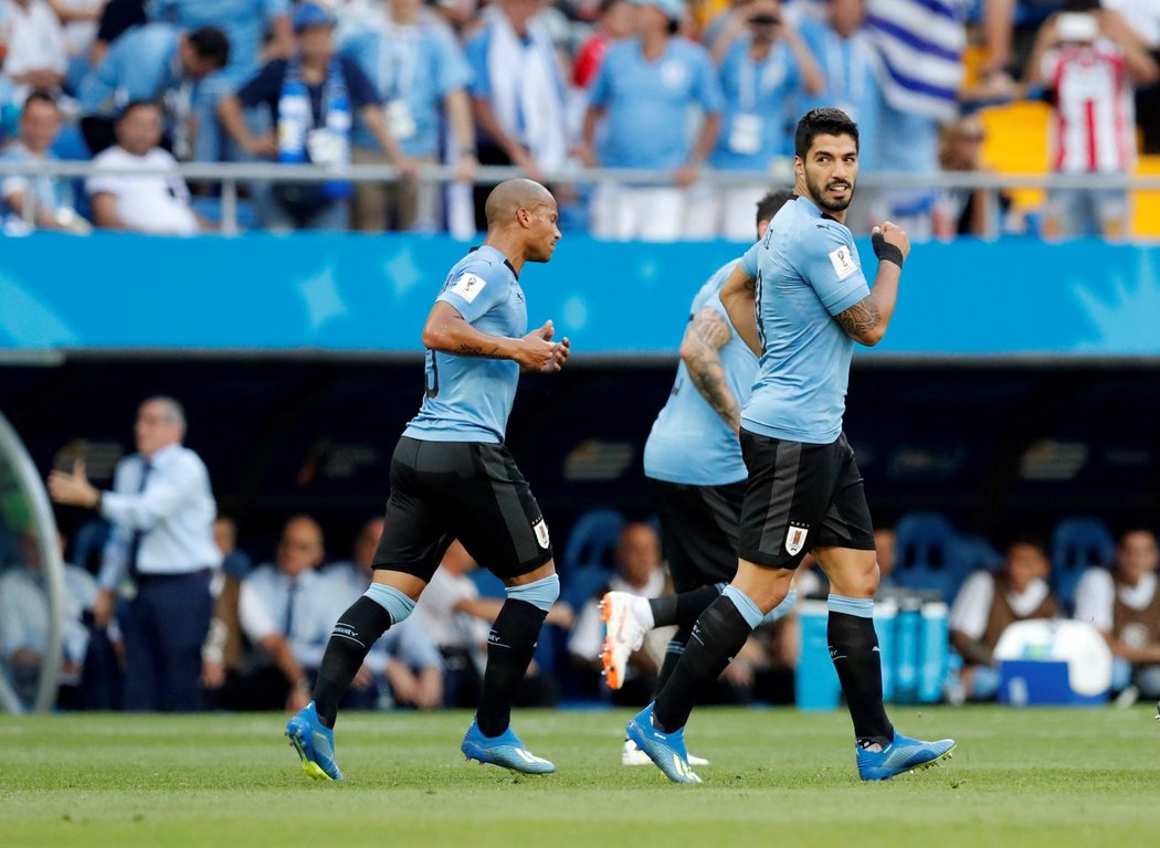 Uruguayský útočník Luis Suárez slaví se spoluhráči gól do sítě Saúdské Arábie