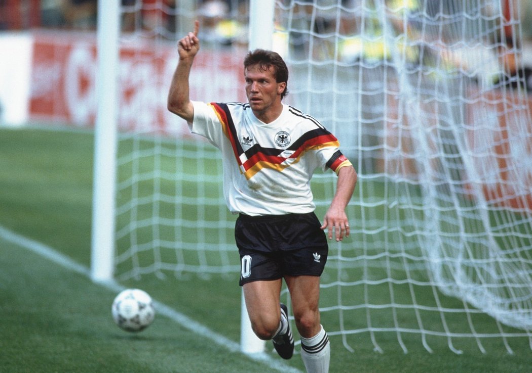 Kapitán německé fotbalové reprezentace Lothar Matthäus proměnil ve čtvrtfinále MS 1990 proti Československu klíčovou penaltu