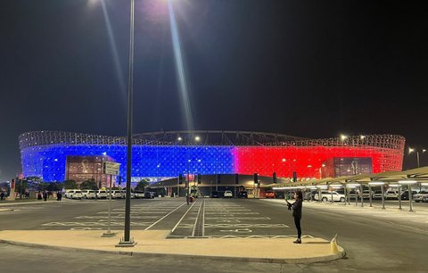 Stadion v Kataru svítí v barvách USA, které v pondělí večer vyzvou Wales
