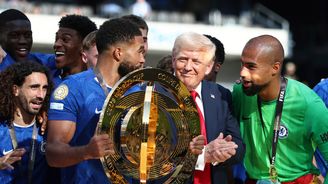 Trump si nechal trofej FIFA za 230 tisíc dolarů, dál posiluje vztah s fotbalovou federací Trump si nechal trofej FIFA za 230 tisíc dolarů, dál posiluje vztah s fotbalovou federací