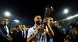 Karim Benzema s trofejí pro vítěze mistrovství světa klubů