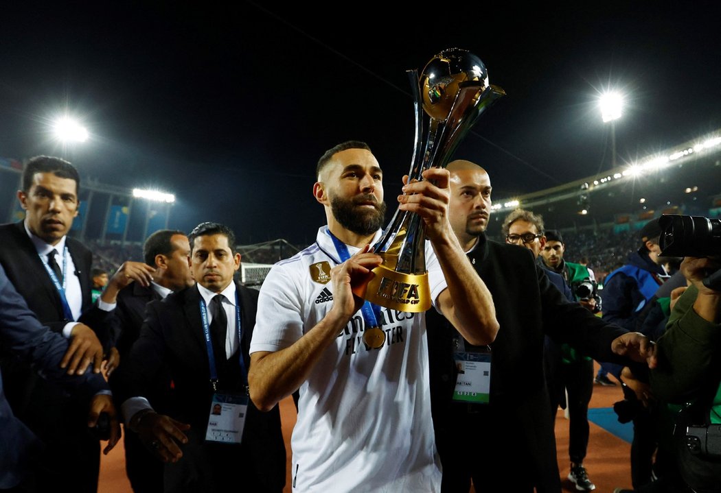 Karim Benzema s trofejí pro vítěze mistrovství světa klubů
