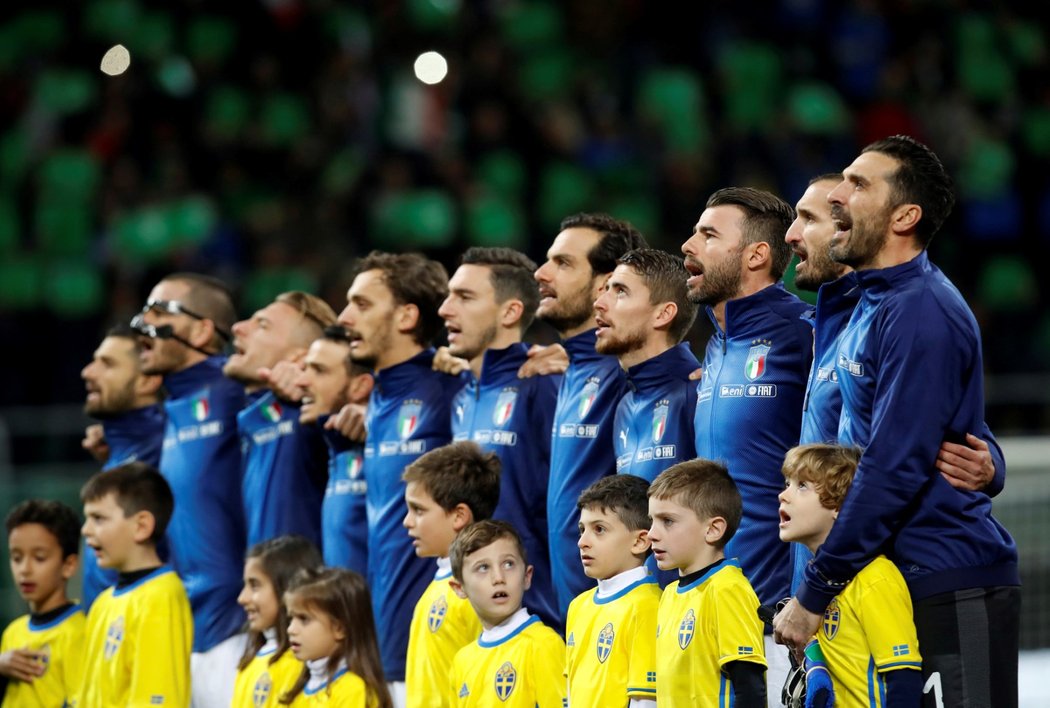 Italští fotbalisté těsně před zahájením odvety baráže o postup na MS proti Švédsku