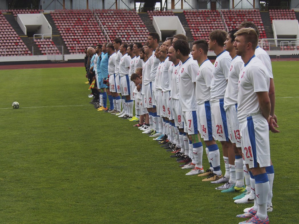 Nastoupeni čeští fotbalisté na strahovském stadionu Evžena Rošického