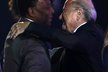 Pelé se objímá s prezidentem FIFA Seppem Blatterem
