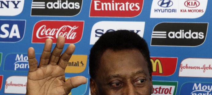 Nejlepší fotbalista historie Pelé přichází na slavnostní losování světového šampionátu v Brazílii
