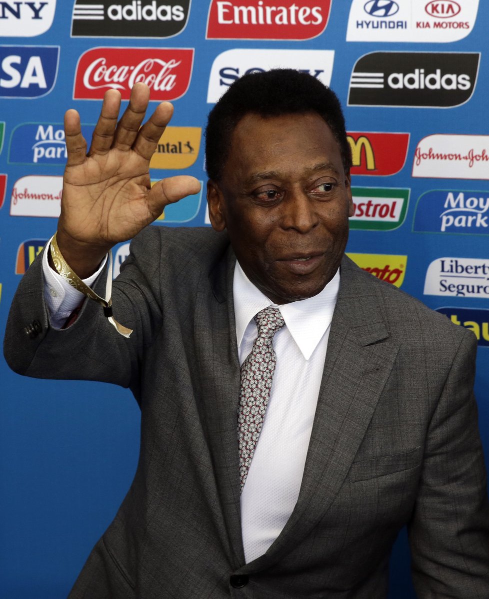 Nejlepší fotbalista historie Pelé přichází na slavnostní losování světového šampionátu v Brazílii