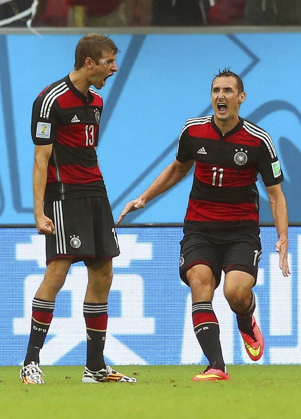Radost německého záložníka s Miroslavem Klose.