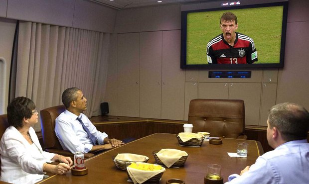 Prezident Obama sledoval utkání z Air Force One.