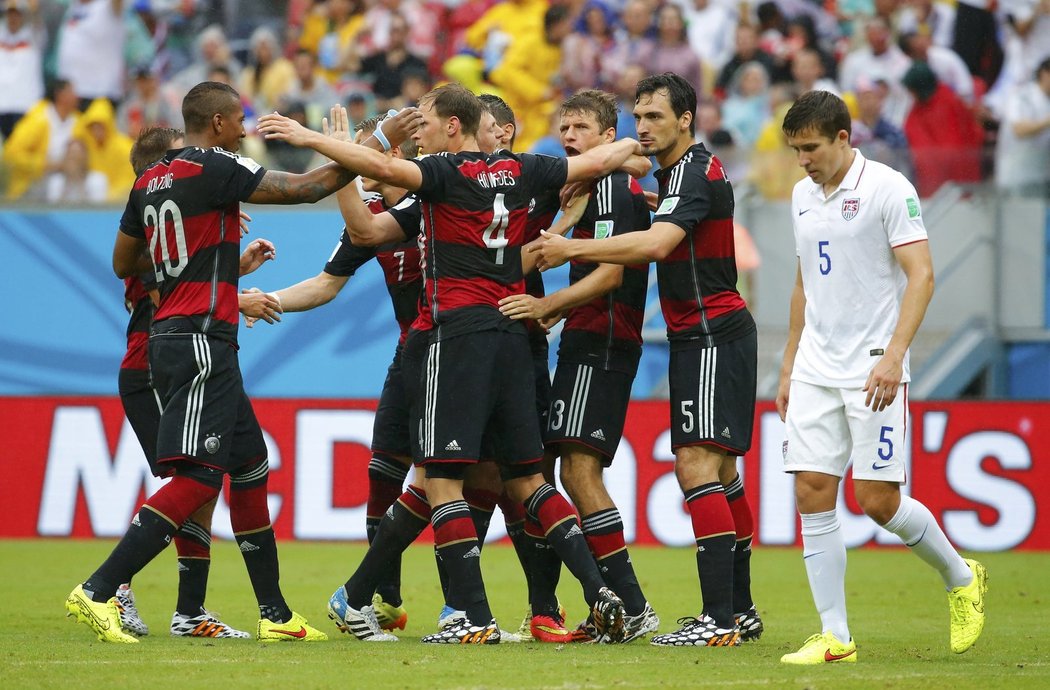 Fotbalisté Německa slaví první gól do sítě USA.