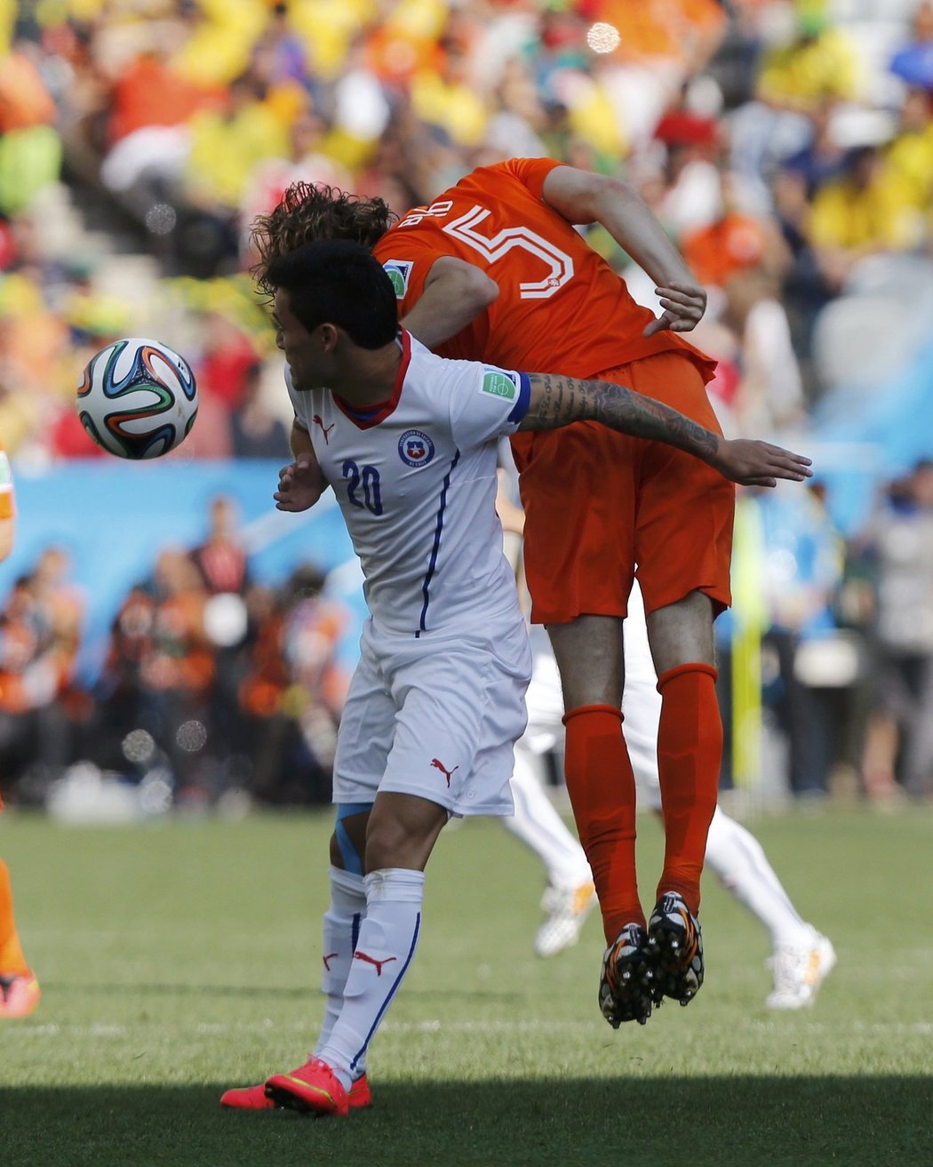 Daley Blind v hlavičkovém souboji s Aranguizem.