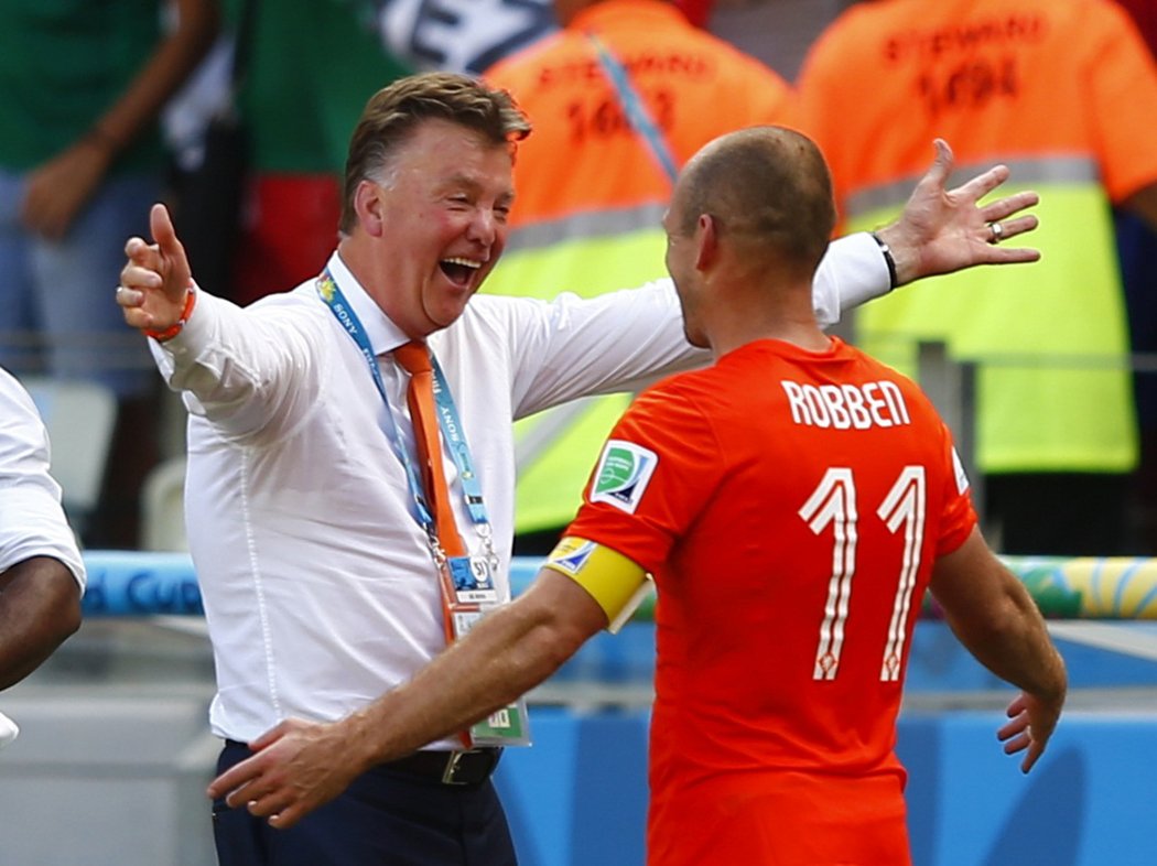 Arjen Robben a trenér Lous van Gaal. Nizozemci postoupili díky přísné penaltě do čtvrtfinále MS