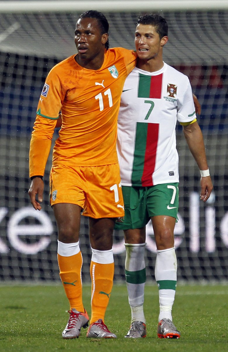Didier Drogba a Cristiano Ronaldo po zápase mezi Pobřežím slonoviny a Portugalskem
