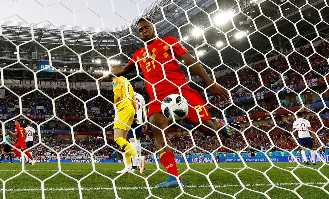 Belgičan Michy Batshuayi chtěl samou radostí z gólu svého týmu dorazit míč symbolicky ještě jednou do brány. Jak se později ukázalo, neměl to dělat