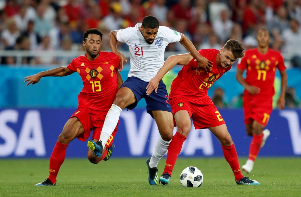 Anglický reprezentant Ruben Loftus-Cheek v obklíčení Belgičanů Mousy Dembeleho a Leandera Dendonckera