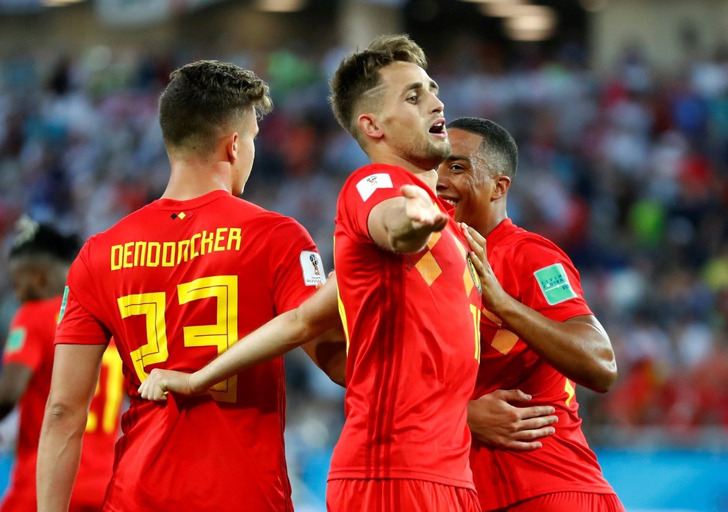 Adnan Januzaj se spoluhráči oslavuje vstřelený gól Anglii