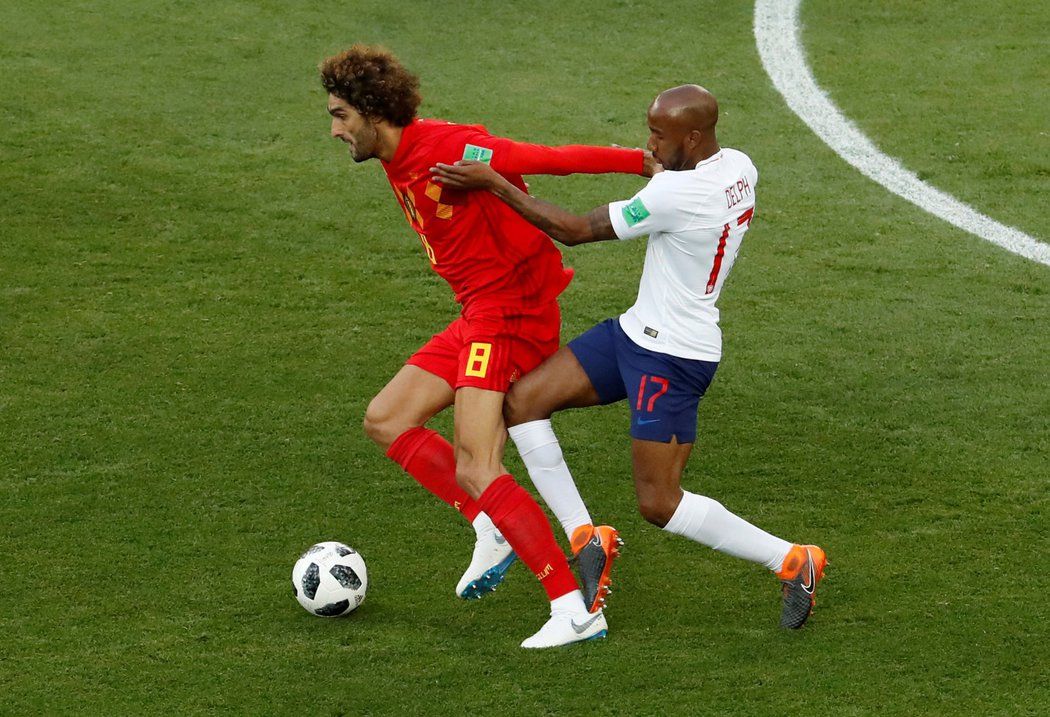 Belgičan Marouane Fellaini (vlevo) se snaží setřást anglického protivníka