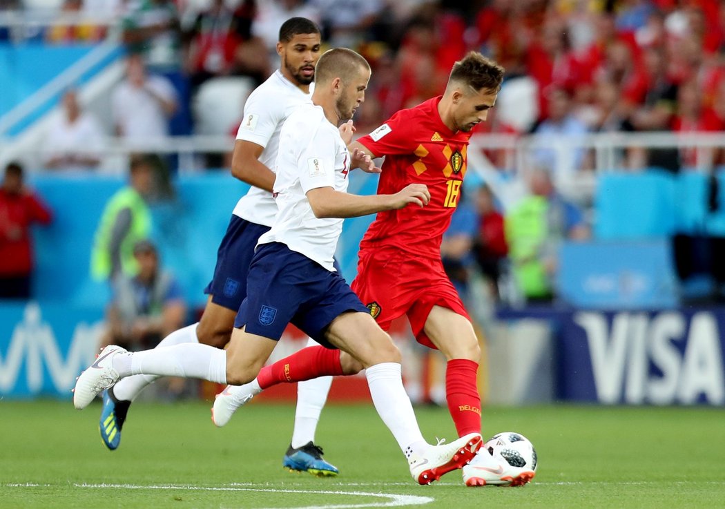 Belgický reprezentant Adnan Januzaj utíká anglickým soupeřům