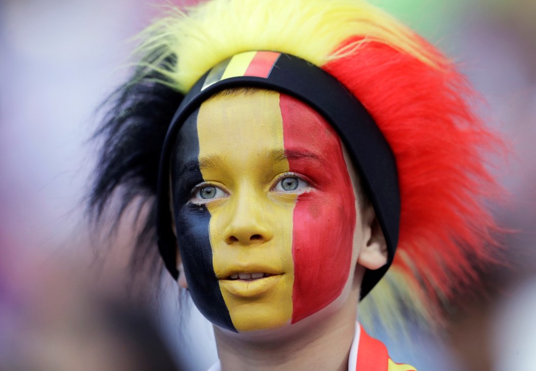 Mladý belgický fanoušek sledujte utkání Anglie - Belgie