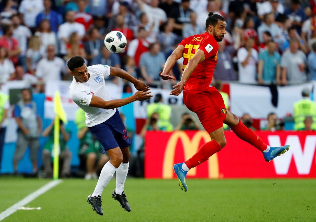 Angličan Trent Alexander-Arnold (vlevou) soupeří o míč s Nacerem Chadlimem z Belgie