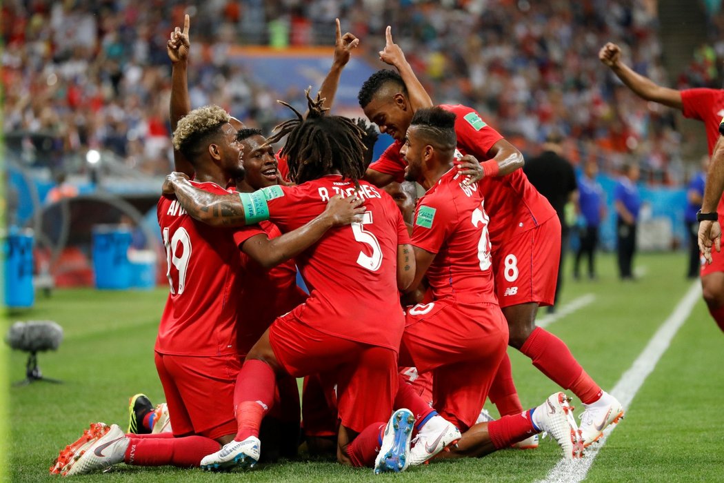 Panamští fotbalisté se radují z gólu proti Tunisku