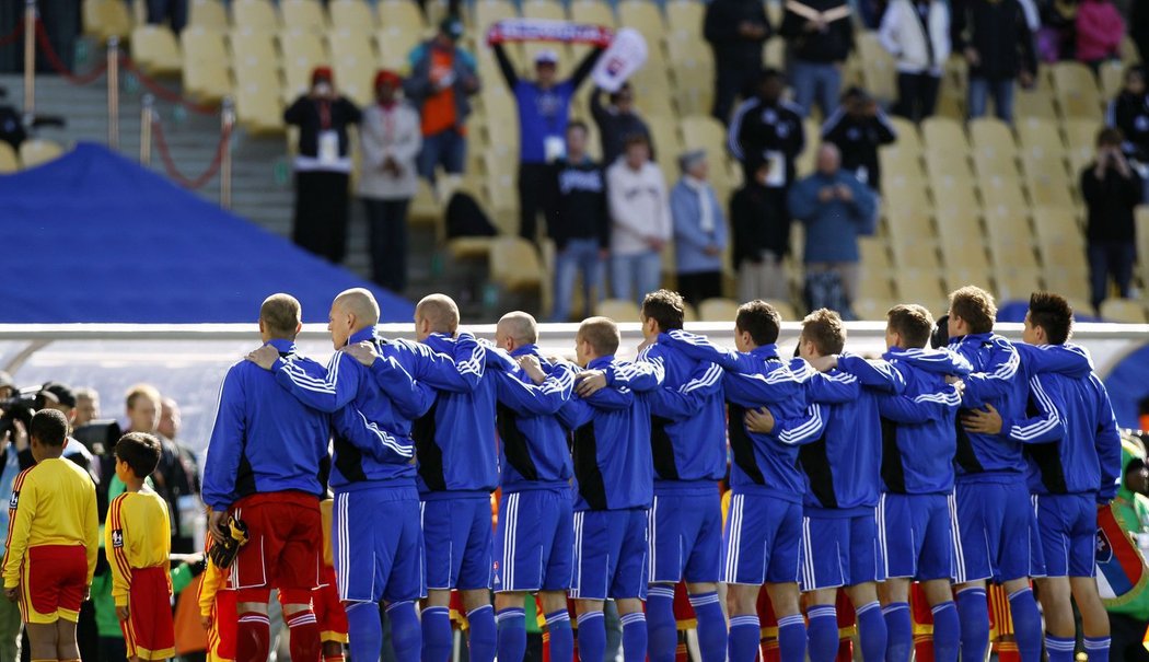 Před poloprázdnými tribunami poslouchají slovenští fotbalisté národní hymnu