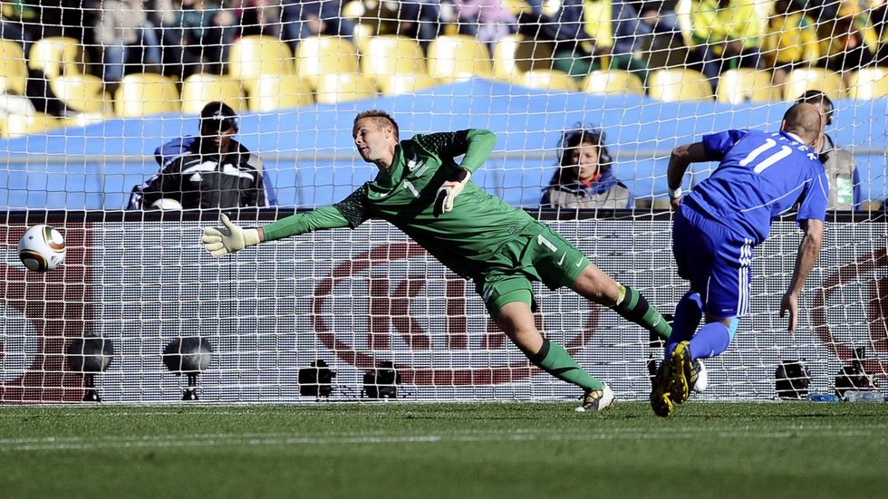 Robert Vittek střílí historicky první gól Slovenska na MS
