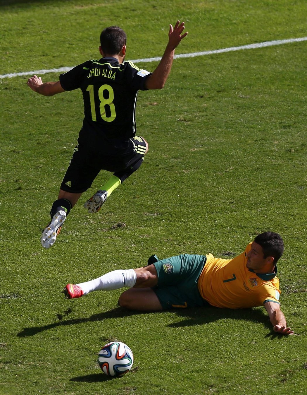 Jordi Alba se vyhýbá Australanovi Leckiemu.