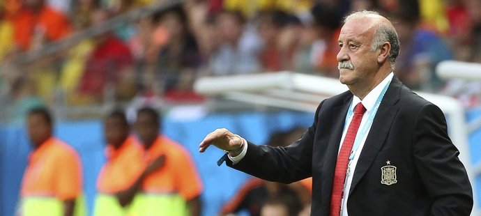 Španělský kouč Vicente del Bosque se zlobí na své svěřence po gólu na 1:2