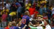Fotbalisté Nizozemska se radují z vyrovnávací branky proti Španělsku