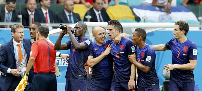 Fotbalisté Nizozemska se radují ze vstřeleného gólu na MS v Brazílii proti Španělsku