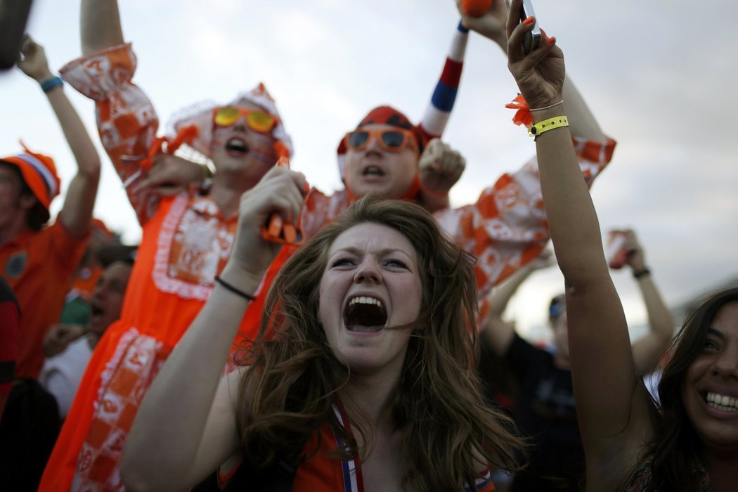 Nizozemští fanoušci jsou v euforii z vydařeného zápasu proti Španělsku na MS v Brazílii