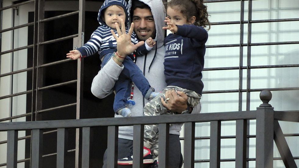 Luis Suárez už je z Brazílie doma, musí si odpykat trest za kousnutí protihráče