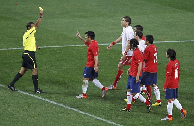 Medel z Chile protestuje proti obdržené žluté kartě Medel z Chile protestuje proti obdržené žluté kartě