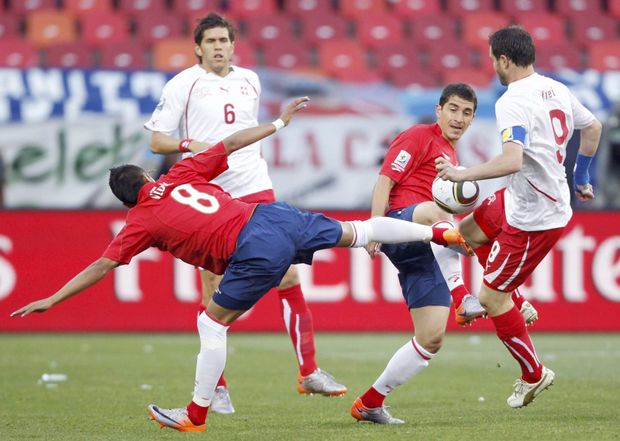 Arturo Vidal v souboji se Švýcarem Freiem Arturo Vidal v souboji se Švýcarem Freiem