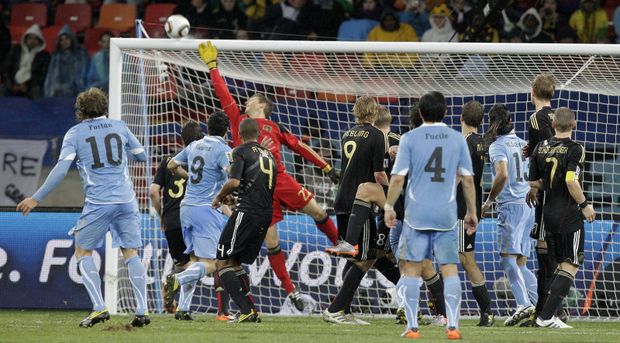 Střela uruguayského kapitána skončila na břevně Střela uruguayského kapitána skončila na břevně