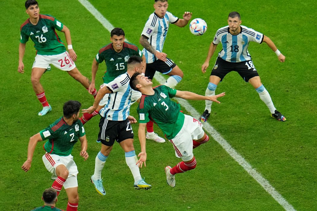 Souboje ve vápně v duelu Argentina - Mexiko