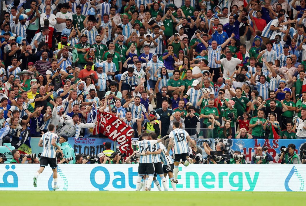 Argentinci slaví gól Lionela Messiho