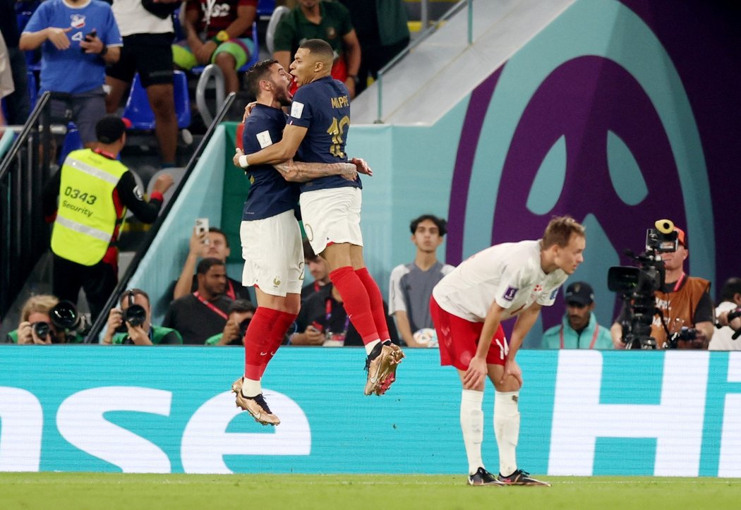 Kylian Mbappé slaví gól s asistujícím Theem Hernandézem