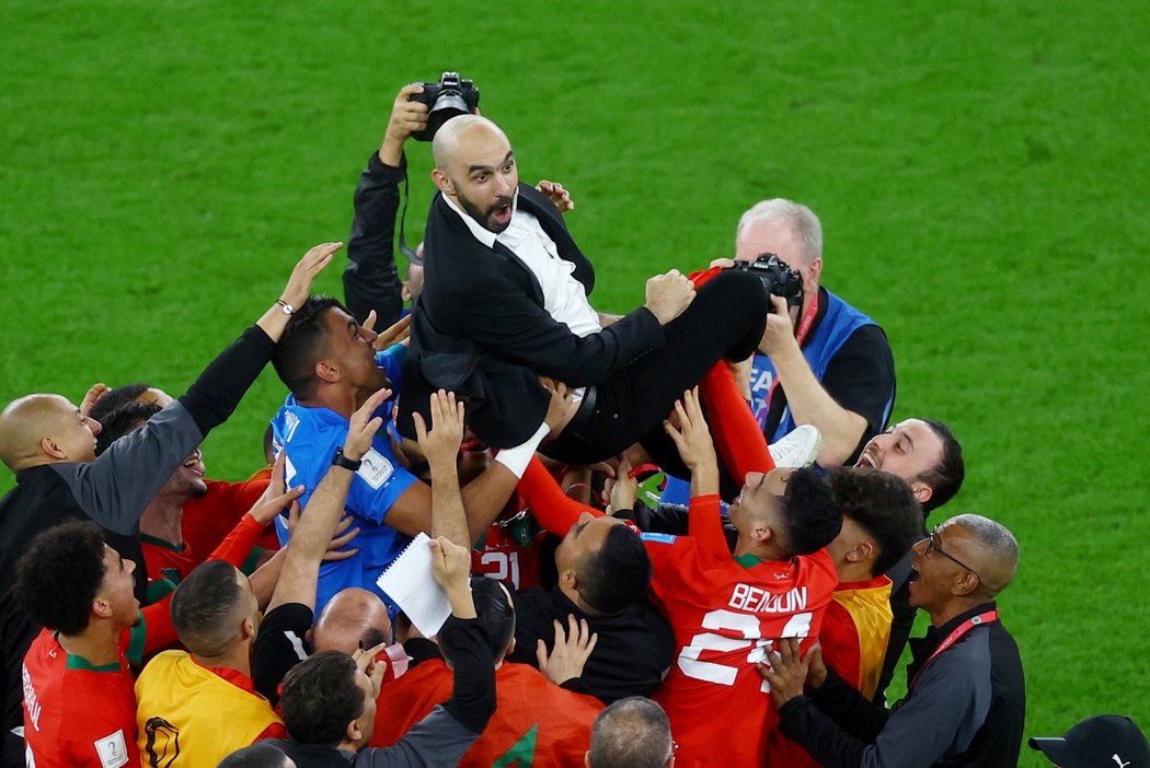 Maročtí fotbalisté oslavují trenéra Walida Regraguiho
