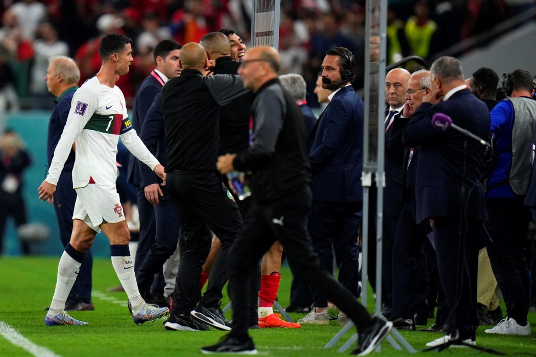 Smutný Cristiano Ronaldo po čtvrtfinálové prohře na MS proti Maroku