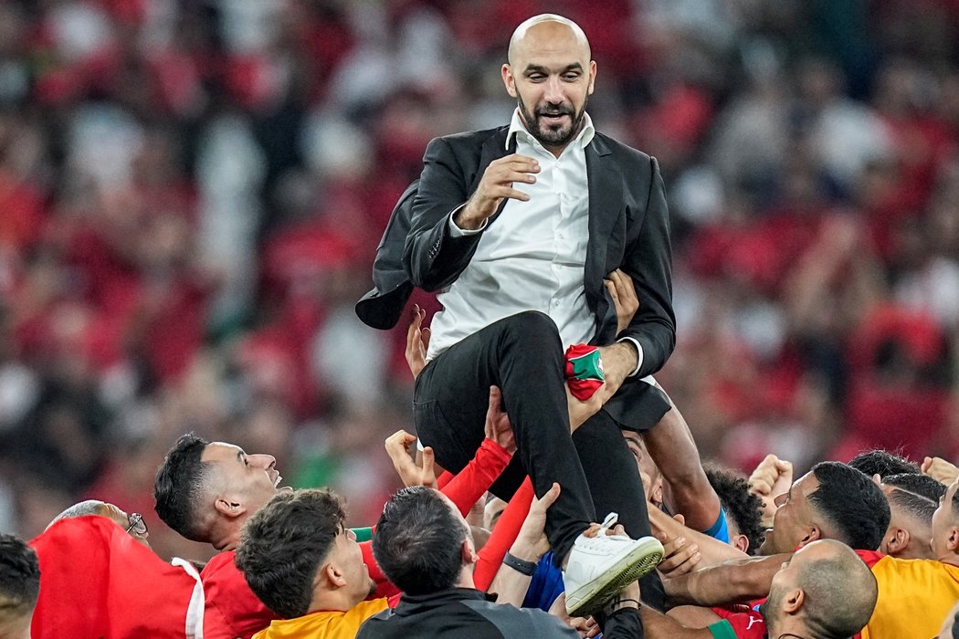 Maročtí fotbalisté oslavují trenéra Walida Regraguiho