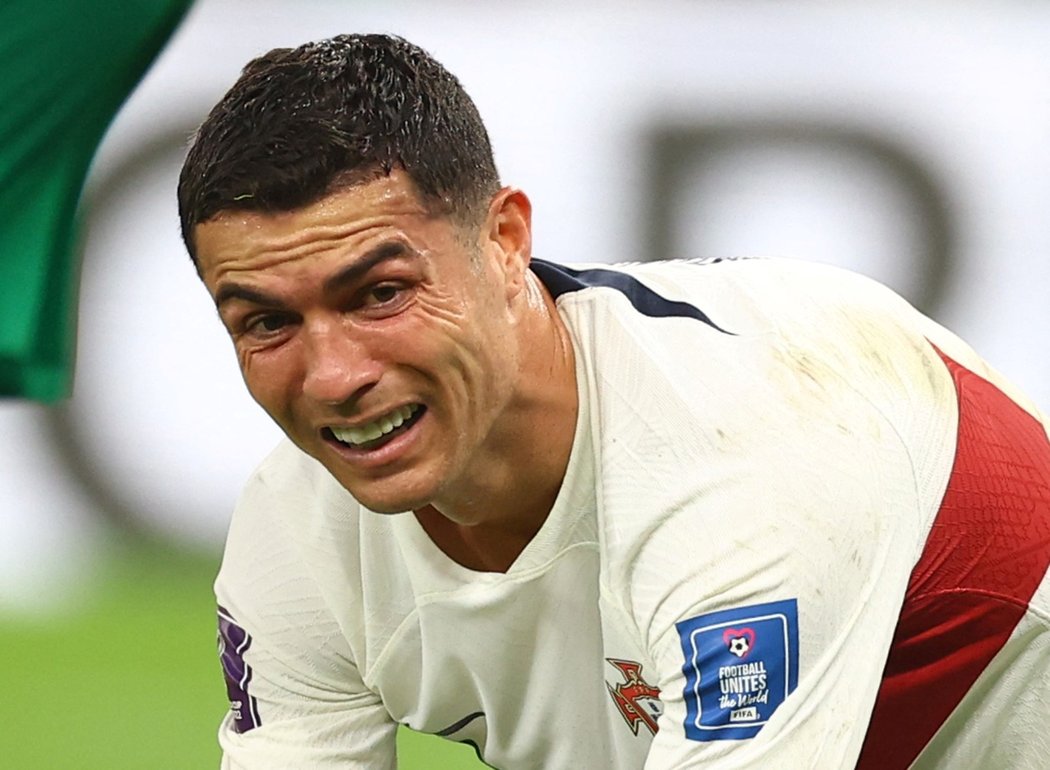 Zdrcený Cristiano Ronaldo po prohře s Marokem