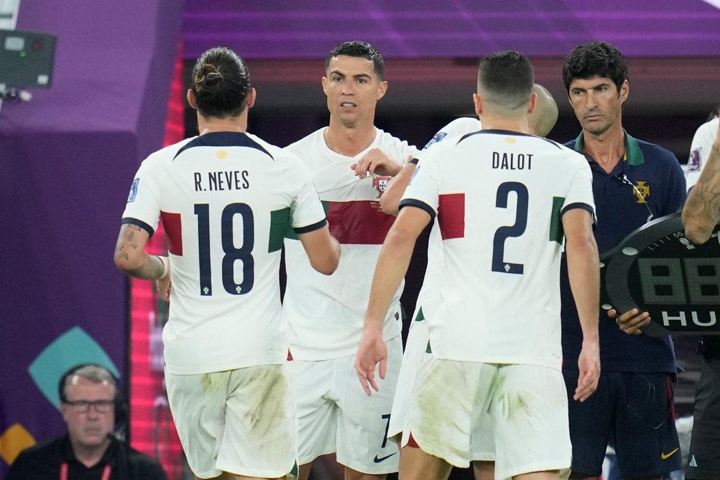 Portugalský fotbalista Cristiano Ronaldo nastoupil ve druhé půli do čtvrtfinále MS proti Maroku a 196. reprezentačním startem vyrovnal světový rekord