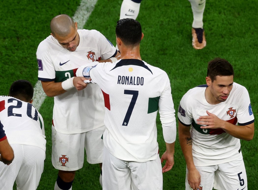 Portugalský fotbalista Cristiano Ronaldo nastoupil ve druhé půli do čtvrtfinále MS proti Maroku a 196. reprezentačním startem vyrovnal světový rekord